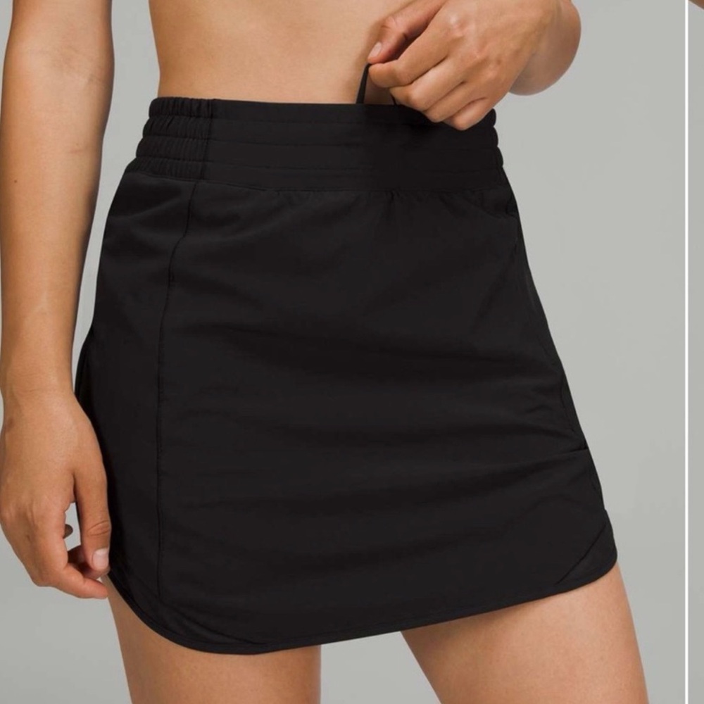 Lululemon Black Athletic hotty hot Skirt with built in biker shorts sz 0